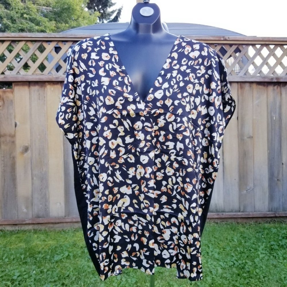 Additionelle V-Neck Blouse NWT